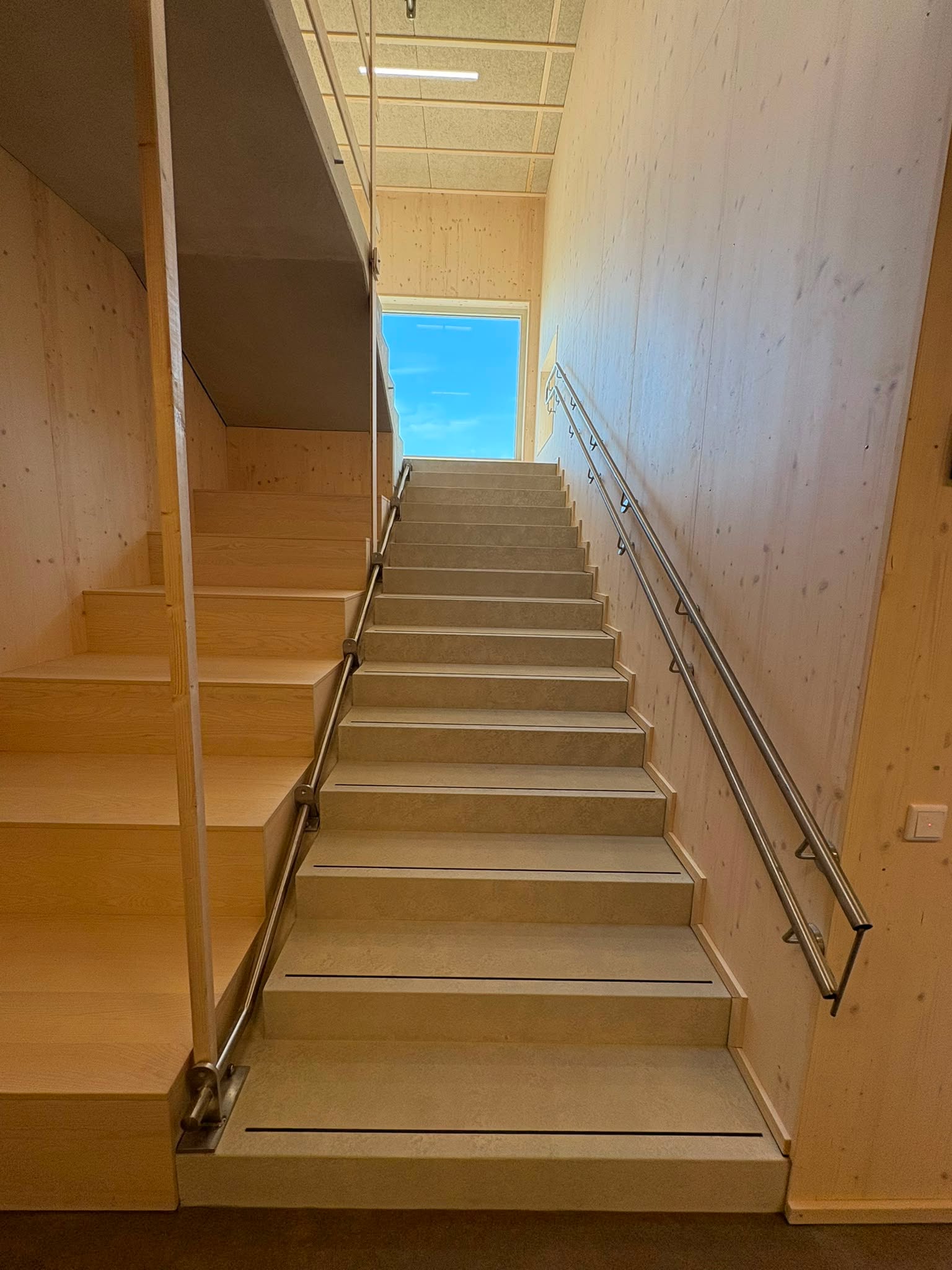 🚧 BV Bergisch Gladbach 🚧 Verschließen und retuschieren von Ankerlöchern in einer Sichtbetontreppe.✨